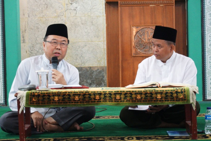 Prof Dr KH Didin Hafidhuddin MS (kiri) dan Manajer Islamic Studies Sekolah Bosowa Bina Insani (SBBI) Bogor Dr M Sudrajat MPdI