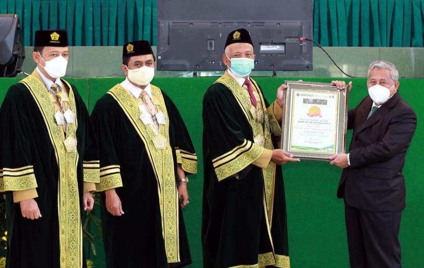 Prof Dr Mohammad Nuh DEA, (paling kanan) menerima penghargaan Budaya Akademik Islami (Budai) Award 1443 Hijriyah, yang diserahkan oleh Rektor Unissula, Drs Bedjo Santoso MT PhD didampingi para wakil rector, di kampus Unissula, Kaligawe, Kota Semarang, Selasa (31/8).