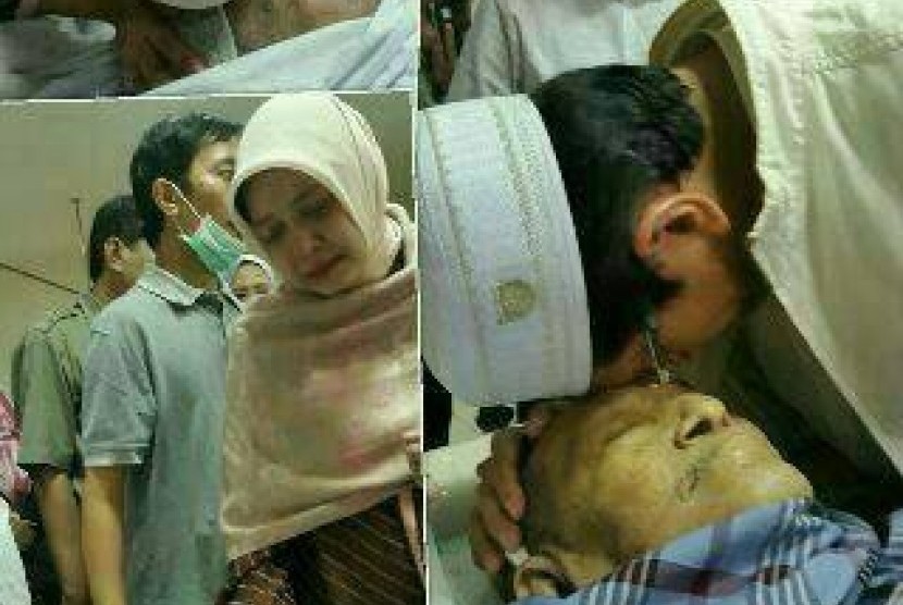 Prof Dr Nasaruddin Umar saat mencium jenazah ayahnya, almarhum Haji Andi Muhammad Umar, yang wafat Kamis (31/3) di RS Grestelina, Makassar.