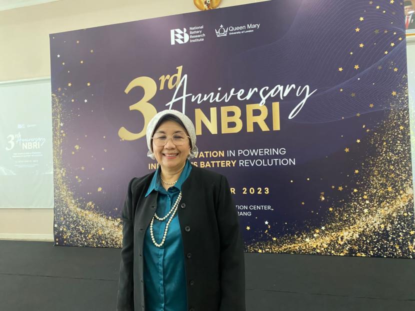 Prof. Dr.rer.nat. Evvy Kartini, pendiri National Bartery Research Institute (NBRI), di sela perayaan ulang tahun ke-3 NBRI Gedung Technology Business Incubation Center (TBIC), Kabupaten Bogor, Jawa Barat, pada Selasa (12/12/2023).  