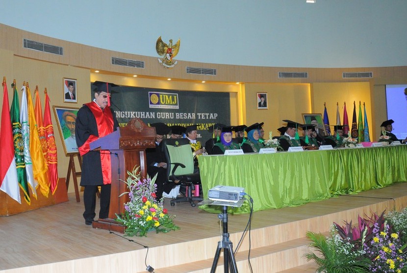  Prof. Dr Syaiful Bakhri SH MH, menyampaikan pidato ilmiahnya setelah pengukuhan dirinya sebagai Guru Besar Tetap ilmu hukum pdana Fakultas Ilmu Hukum Universitas Muhammadiyah Jakarta, 