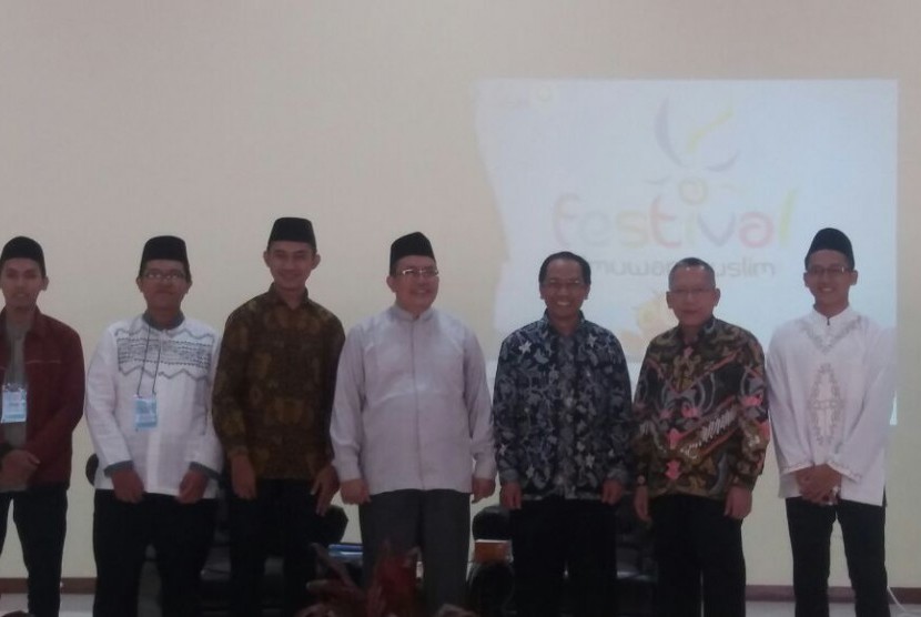 Prof Dr Thomas Djamaluddin dan Wahfiudin Sakam SE MBA  bersama dengan panitia Festival Ilmuwan Muslim 2016.  