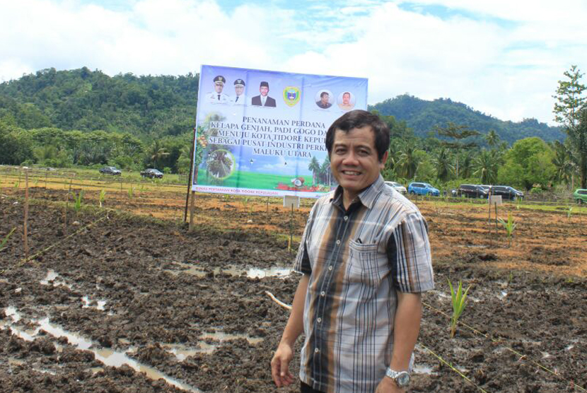 Prof Dr Totok Agung DH PhD, pemulia tanaman dari Unsoed Purwokerto melakukan penanaman perdana padi gogo Inpago Unsoed di Kota Tidore Maluku Utara, Kamis (24/3).