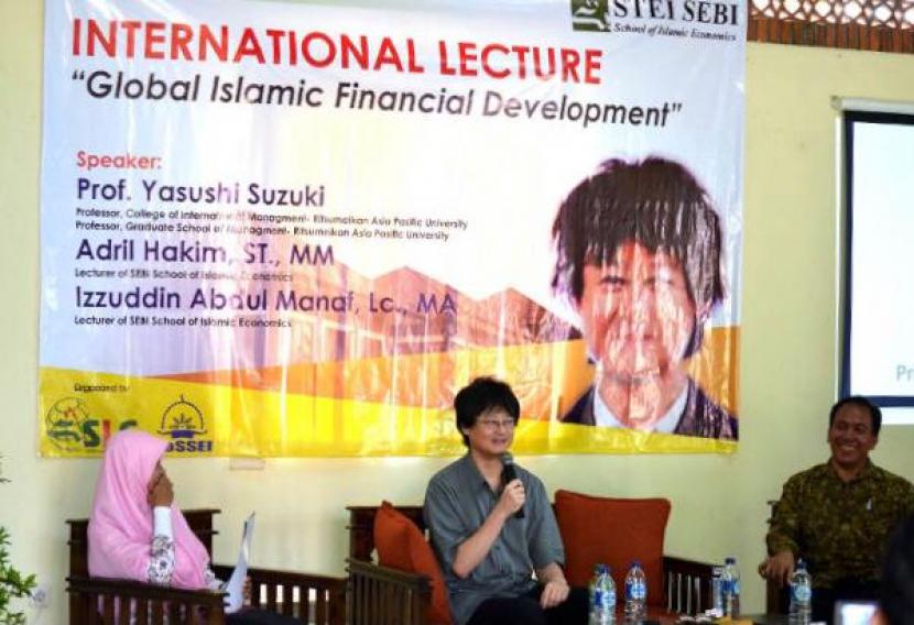 Prof  Dr  Yasushi Suzuki (tengah), pakar ekonomi syariah dari Jepang, dalam sebuah acara yang diadakan oleh STEI SEBI.