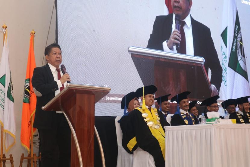 Prof Effendy Ghozali memberikan orasi ilmiahnya, dalam acara wisuda Institut Ummul Quro Al-Islami di Hotel Braja Mustika Bogor, Senin (21/8/2023).