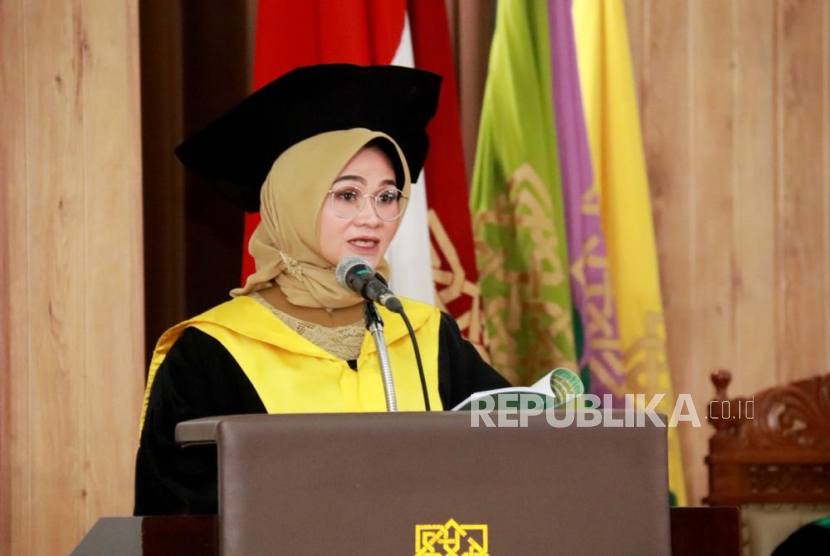 Prof Eva Latipah
