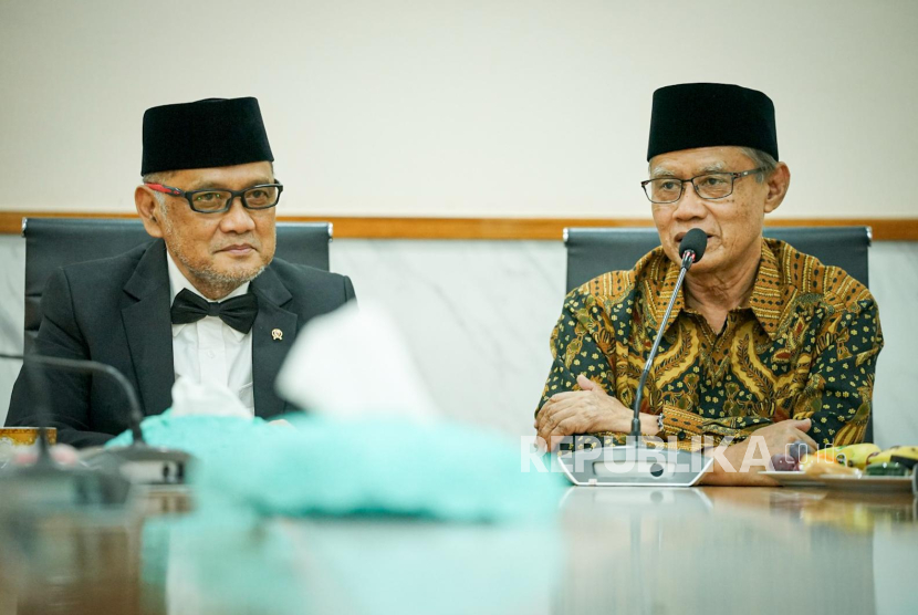 Ketua Umum PP Muhammadiyah Prof Haedar Nashir (kanan) bertemu dengan Kepala BP Haji Moch Irfan Yusuf di UMJ, Kamis (6/3/2025).