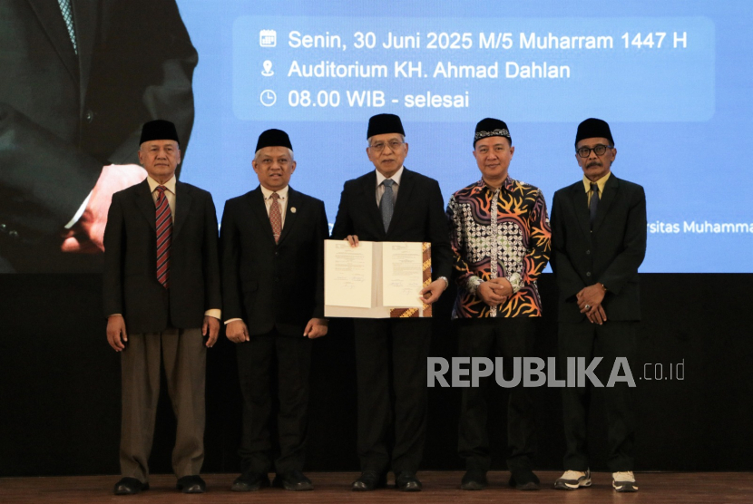 Prof Herry Suhardiyanto (tengah) kembali menerima amanah sebagai rektor Universitas Muhammadiyah (UM) Bandung. Pelantikan berlangsung di auditorium kampus UM Bandung, Bandung, Jawa Barat, Senin (30/6/2025).