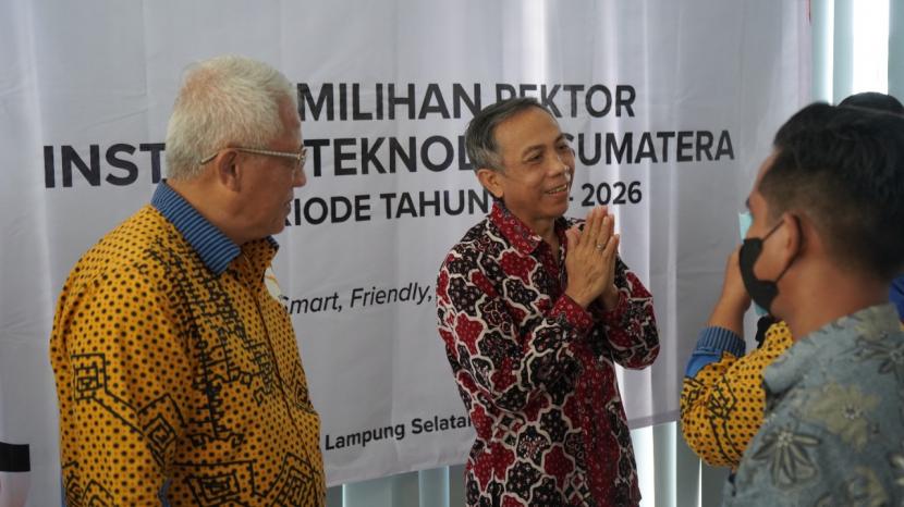 Prof I Nyoman P Aryantha (tengah), dosen ITB terpilih jadi Rektor Institut Teknologi Sumatera, di Lampung,  Kamis (9/6/2022).