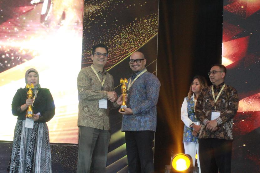 Prof. Irwan Adi Ekaputra Chairman of ASRRAT Jury Committee 2023 (kiri) menyerahkan penghargaan kepada M. Kurnia Ariawan Direktur Utama PT Kideco Jaya Agung (kanan)