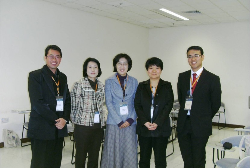 Prof. Jungha Yoo (di tengah, berkaca mata).