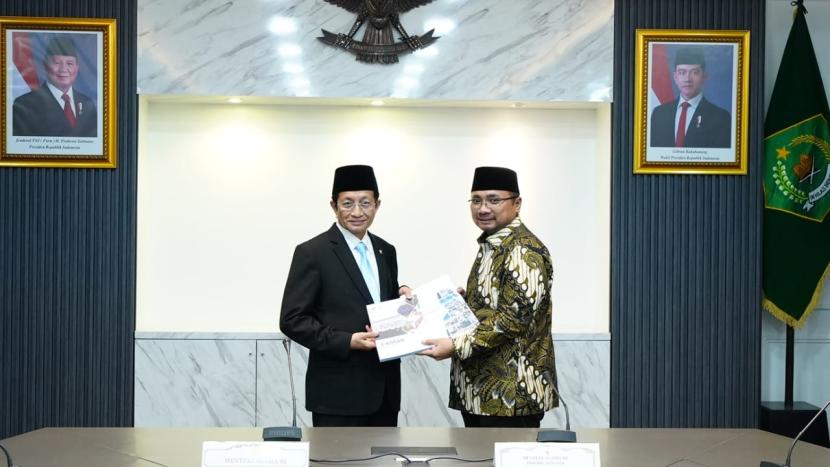 Prof KH Nasaruddin Umar melakukan sertijab dengan Yaqut Cholil Qoumas di kantor Kemenag, Jakarta, Senin (21/10/2024).