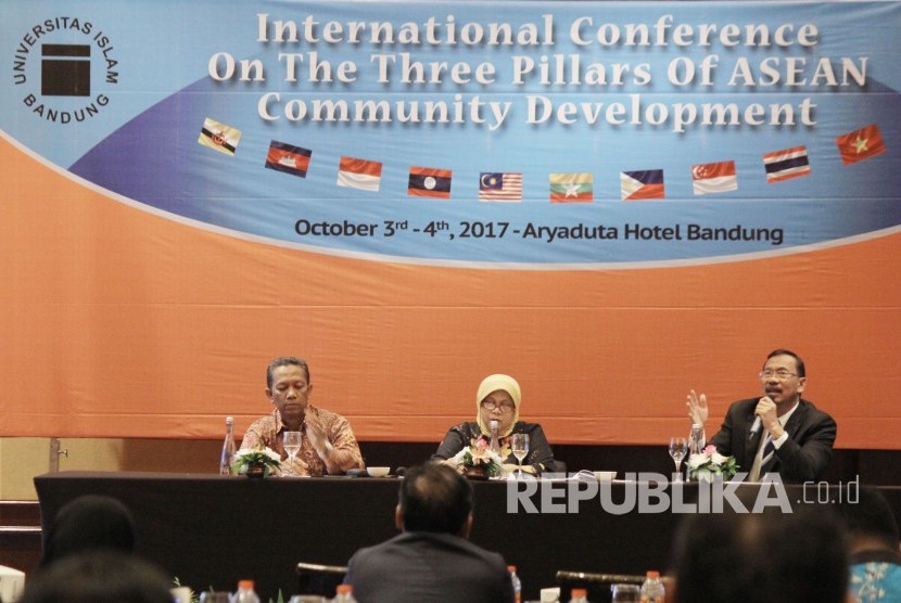 Prof M Thaufiq S Boesoirie dari Universitas Islam Bandung (Unisba) menjawab pertanyaan-pertayaan pada Seminar Internasional Peran Perguruan Tinggi dalam Percepatan Pembangunan Negara-negara ASEAN dalam rangka Milad ke-59 Unisba, di Kota Bandung, Selasa (3/10). 