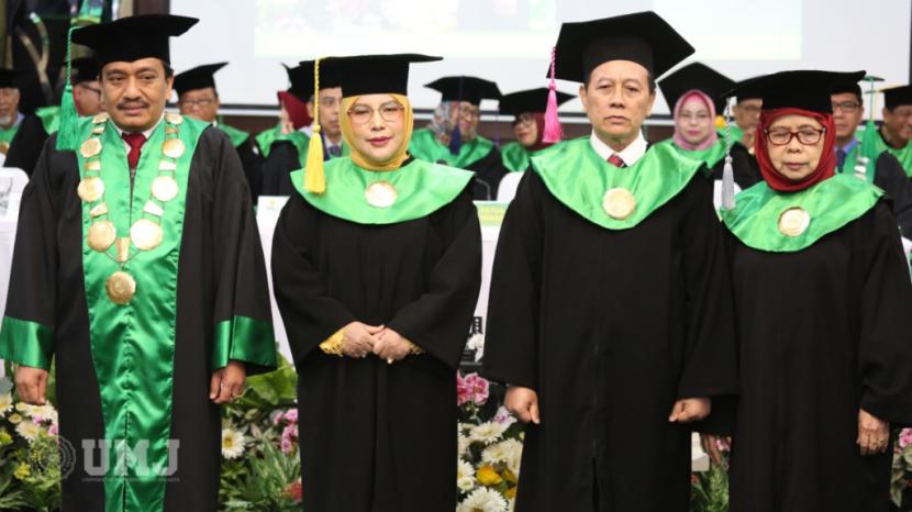 Prof. Mamun Murod, M.Si., Prof. Evi Satispi, M.Si., Prof. Dr. Iswan, M.Si., dan Prof Masyitoh Chusnan, M.Ag., seusai penyematan lencana Guru Besar, di Auditorium dr. Syafri Guricci, Selasa (26/09/2023).