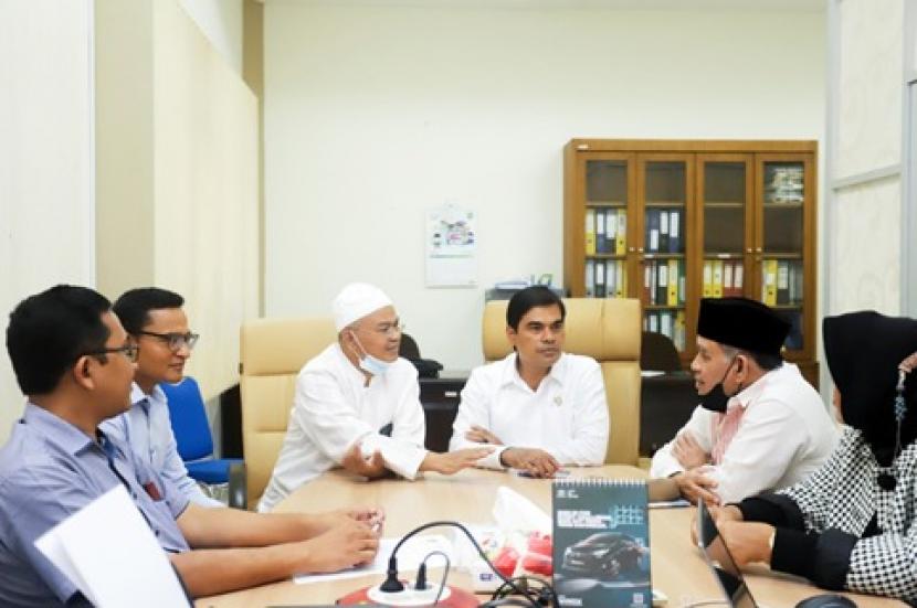 Prof  Mujiburrahman mendaftar sebagai  calon Rektor UIN Ar-Raniry Banda Aceh, Selasa (29/3).