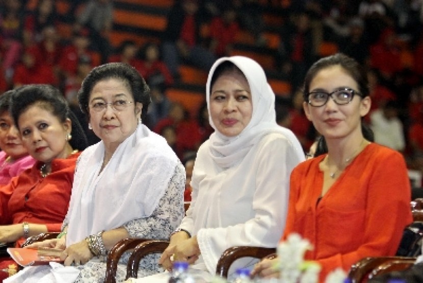 Musdah Mulia (berkerudung) diapit oleh Megawati dan Puan Maharani