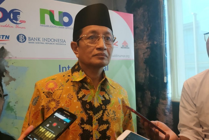 Prof. Nasaruddin Umar menggelar konferensi pers setelah membuka acara International Conference on Interfaith and Sprituality di Ballroom Plaza Sinarmas, Jakarta, Ahad (23/6).