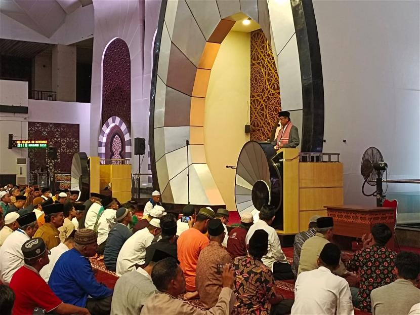 Imam Besar Masjid Istiqlal Jakarta, Prof KH Nasaruddin Umar, menyampaikan khutbah dalam sholat gerhana bulan di Masjid Raya Padang. 