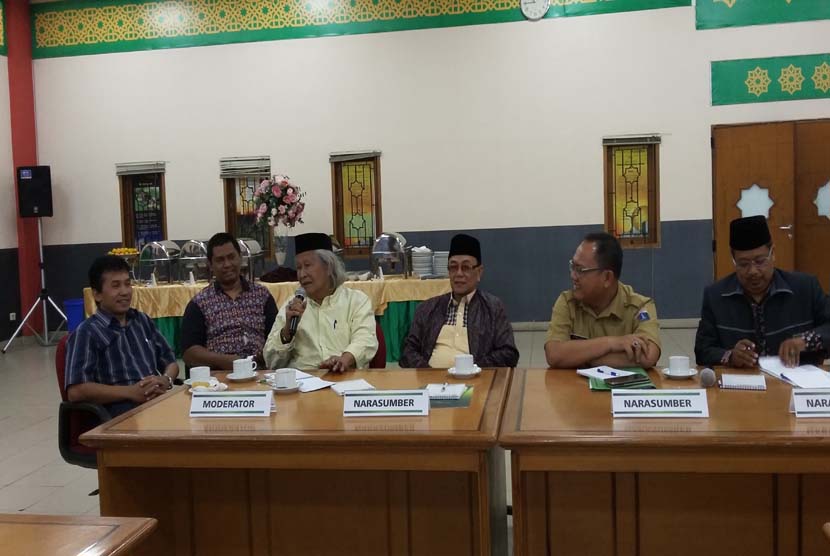 Prof Oman Fathurrahman  (paling kiri), Ridwan Saidi (ketiga dari kiri), KH Ahmad Shodri (keempat dari kiri) dan Ahmad Ghazali (kedua dari kanan) pada focus group discussion (FGD) studi pembuatan museum Islam Jakarta yang diadakan Jakarta Islamic Center 