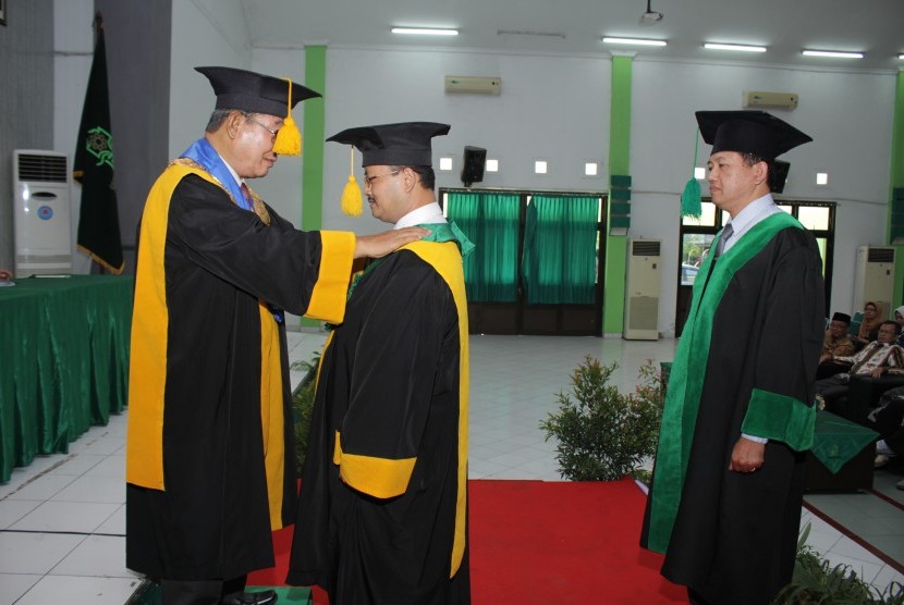  Prof Purwanto (tengah) dikukuhkan sebagai Guru Besar IAIN Surakarta oleh Ketua Senat IAIN Surakarta Prof Nasruddin Baidan. 