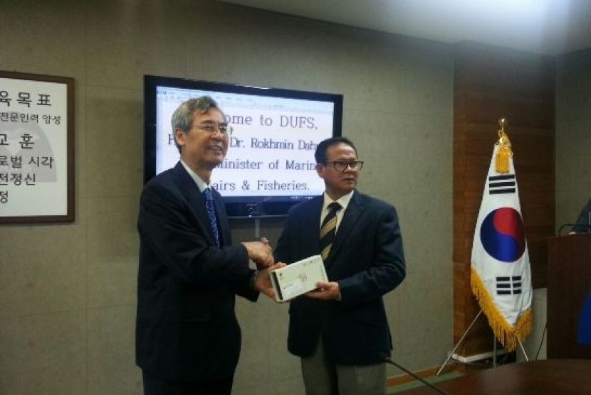 Prof Rokhmin Dahuri bersama Prof Kim Soo-il, Rektor Daegu University of Foreign Studies )