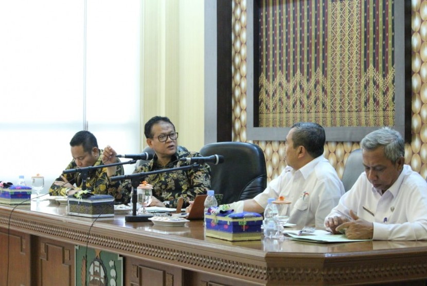 Prof Rokhmin Dahuri (kedua dari kiri) menjadi fasilitator FGD tentang   membangun model pengembangan usaha perkebunan dan industri hilir sawit rakyat.