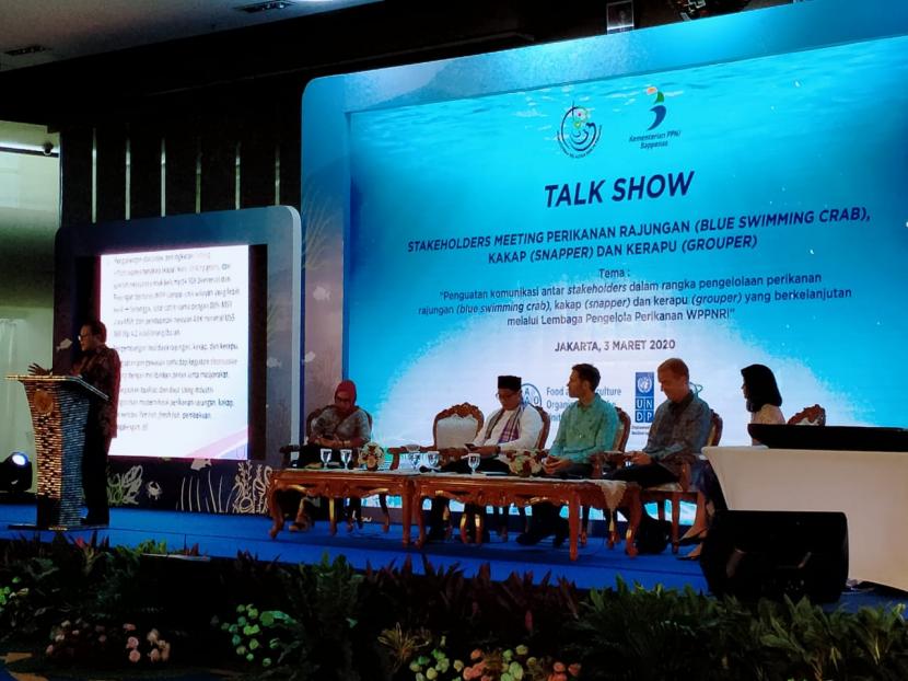 Prof Rokhmin Dahuri menyampaikan presentasi  tentang arah baru kebijakan Kementerian Kelautan dan Perikanan (KKP). 