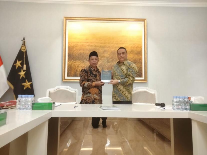 Prof Sangidu dan Komjen Pol Pur Syafruddin meluncurkan kumpulan manuskrip Syekh Yusuf al Makassar