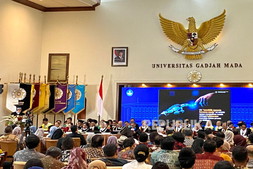 Prof Siti Murtiningsih menyampaikan pidato pengukuhan guru besar dalam bidang Filsafat Pendidikan berjudul Mendidik Manusia Bersama Mesin: Filsafat Pendidikan di Era Kecerdasan Buatan di Balai Senat UGM, Yogyakarta, Kamis (20/2/2025)