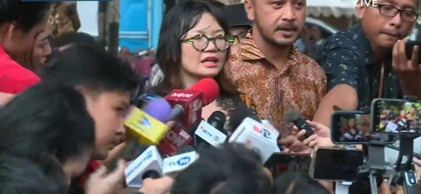 Prof Stella Christie di depan kediaman Presiden Terpilih Prabowo Subianto.