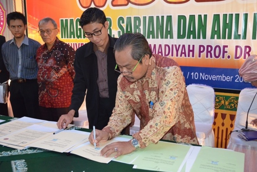 Prof Suyatno, rektor UHAMKA sedang melakukan penandatangan MoU dengan sejumlah perusahaan