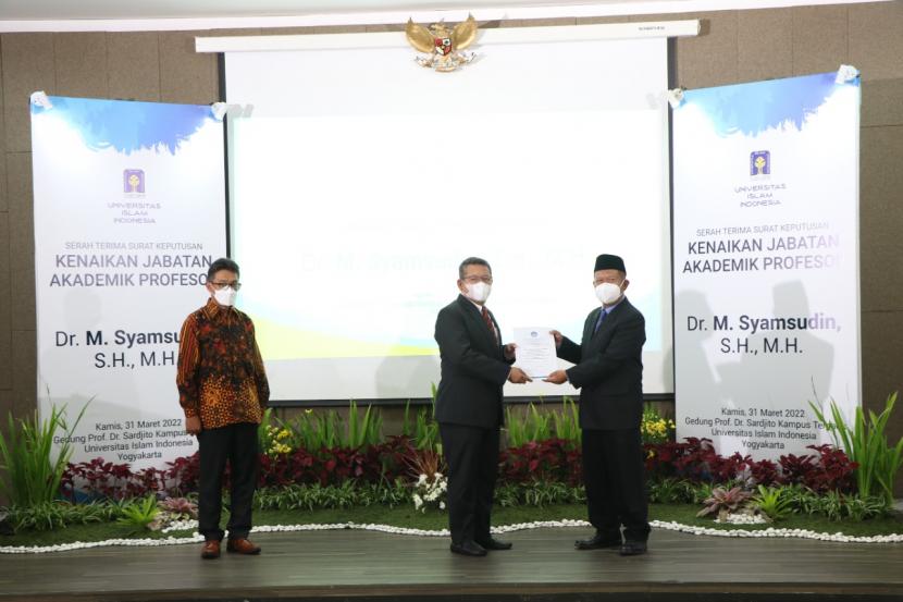 Prof Syamsudin menerima Surat Keputusan Menteri Pendidikan, Kebudayaan, Riset dan Teknologi tentang Kenaikan Jabatan Akademik Profesor dalam Bidang Ilmu Hukum. 