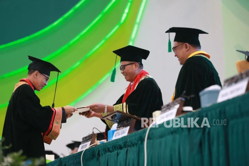 Prof Yahya Zaenul Muarif alias Buya Yahya saat menjalani prosesi wisuda sarjana Universitas Islam Sultan Agung (Unissula) di Kota Semarang, Jawa Tengah, Sabtu (15/3/2025).