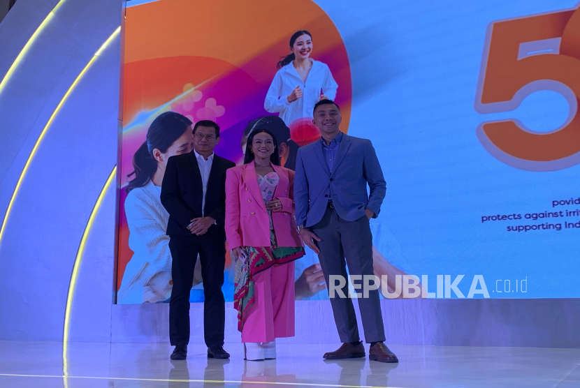 Profesional health educator dr Gia Pratama (kanan); Yura Yunita, Campaign Ambassador (tengah); dan Benyamin Wuisan, Country Head iNova Pharmaceuticals Indonesia (kiri) pada acara konferensi pers 50 tahun Betadine di Jakarta pada Selasa (19/8/2025).
