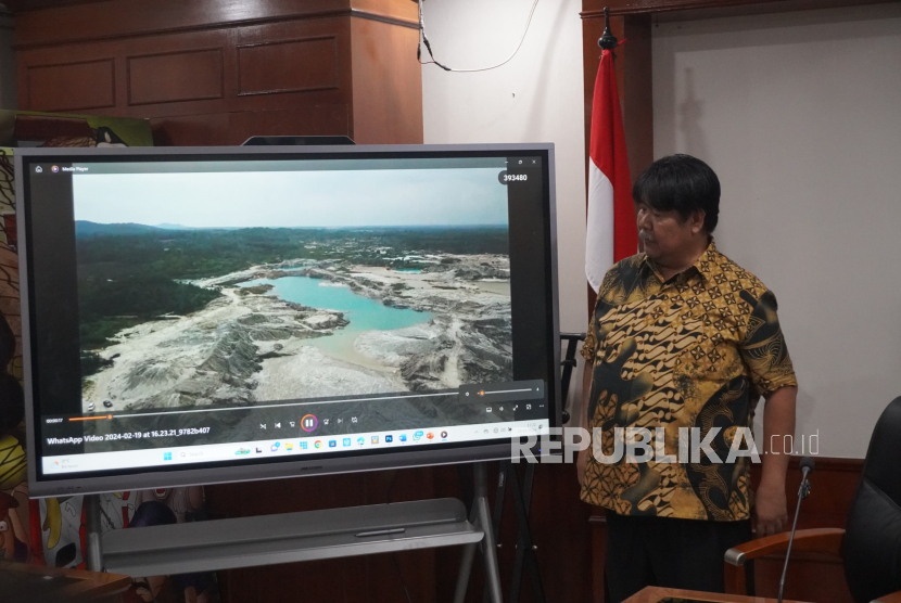 Profesor Bambang Hero Sahardjo saat memberikan penjelasan tentang hasil penghitungan kerugian lingkungan hidup senilai Rp 271 Triliun dalam kasus korupsi penambangan timah di lokasi IUP PT Timah.