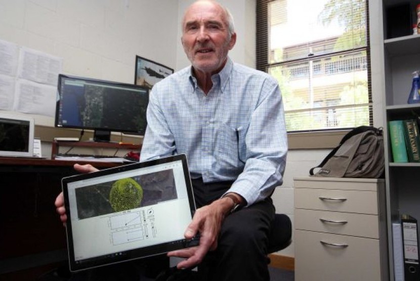Profesor George Milne dari University of Western Australia dengan perangkat layar sentuh bernama Australis yang dirancang untuk membantu memprediksi kebakaran hutan