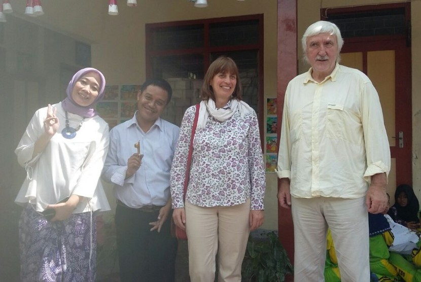 Profesor Harder (kanan) saat berkunjung ke SD Rejodani di Sleman, Rabu (28/2) lalu.