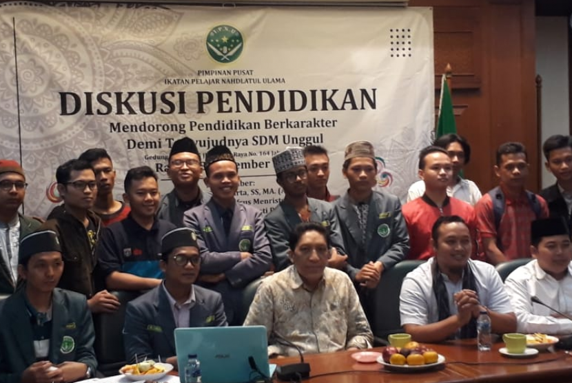 Profesor Universitas Indonesia (UI), Bambang Wibawarta saat menjadi pembicara dalam forum diskusi yang digelar Ikatan Pelajar Nahdlatul Ulama (IPNU) di Lantai 5, Kantor Pengurus Besar Nahdlatul Ulama (PBNU), Jakarta, Rabu (18/9). 