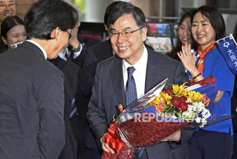 Profesor Universitas Osaka, Dr. Shimon Sakaguchi, kanan, menerima karangan bunga di Suita, dekat Osaka, Jepang bagian barat, Selasa, 7 Oktober 2025, sehari setelah ia memenangkan Hadiah Nobel Kedokteran. 
