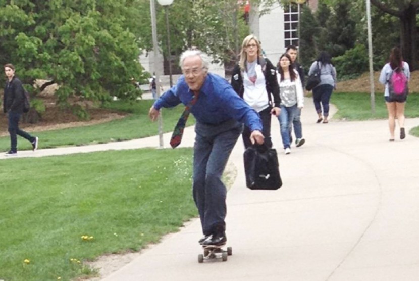 Profesor Winter, 68, mengendarai skateboard ke kantor. (Foto: Mashable)