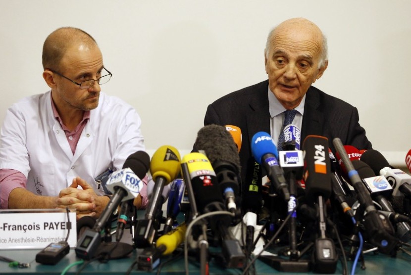 Professor Gerard Saillant (right), President of the Institute for Brain and Spinal Cord Disorders (ICM), and Jean-Francois Payen, head anaesthetician at the CHU hospital, attend a news conference in Grenoble, French Alps, on Tuesday, Dec. 31, 2013.