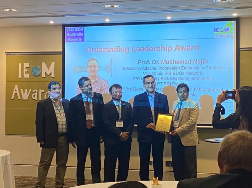 Professor Mukhamad Najib, atase pendidikan di KBRI Canberra, Australia,  yang juga dosen pada Departemen Manajemen IPB University  memperoleh penghargaan Outstanding Leadership Award.dari Industrial Engineering and Operation Management (IEOM) Society pada Kamis (22/12/2022).