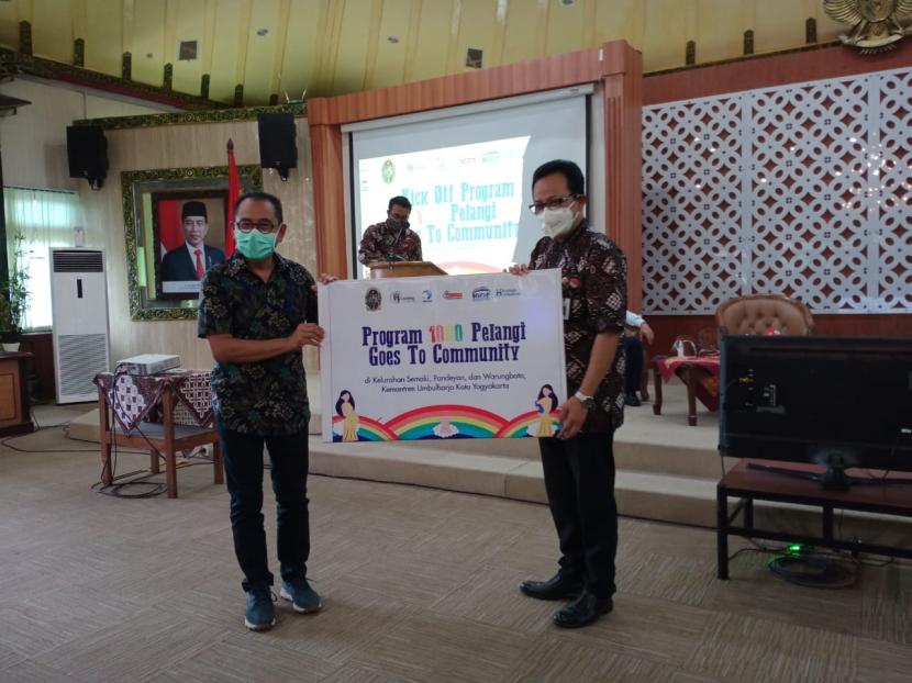 Wakil Walikota Yogyakarta Heroe Poerwadi (kanan) meresmikan perluasan program 1000 Pelangi yang diinisiasi oleh Danone Specialized Nutrition (SN) Indonesia melalui Sarihusada.