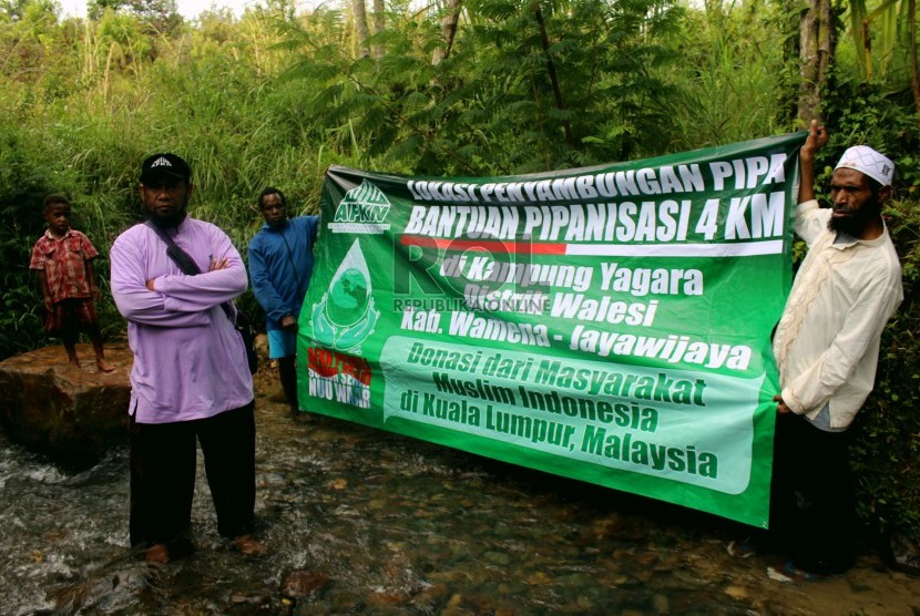 Presiden Yayasan Al Fatih Kaffah Nusantara (AFKN), Ustaz Fadhlan Gharamatan meninjau lokasi pelaksanaan Program Bantuan Pipanisasi 4 KM di Kampung Jagara, Distrik Walesi, Wamena, Papua, Sabtu Kemarin. 