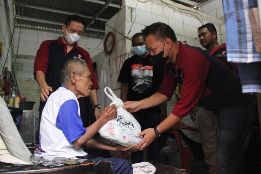 Program bantuan sembako gratis kepada kaum membutuhkan yang dilakukan seluruh unit usaha AGG/AGN di Indonesia.
