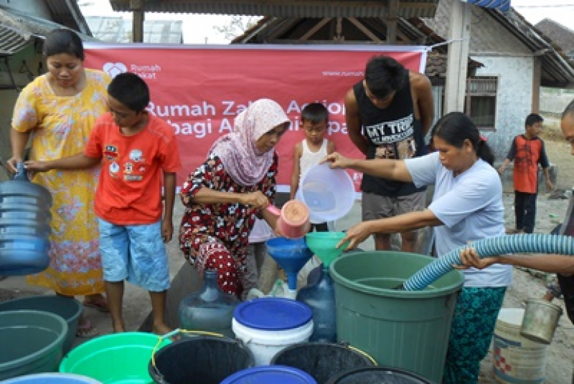 Program Berbagai Air Kehidupan dari Rumah Zakat menjangkau warga Desa Cikeusik, Pandeglang, Banten.