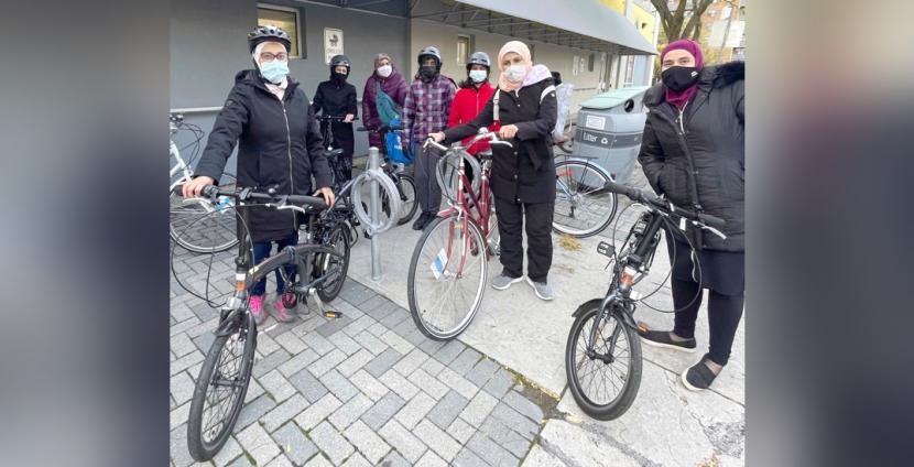 Program bersepeda Hijabs and Helmets di Toronto, Kanada diluncurkan pada 2019 karena melihat kurangnya wanita yang mengenakan hijab bersepeda di kota. Hijabs and Helmets: Program Bersepeda Wanita Muslim Toronto