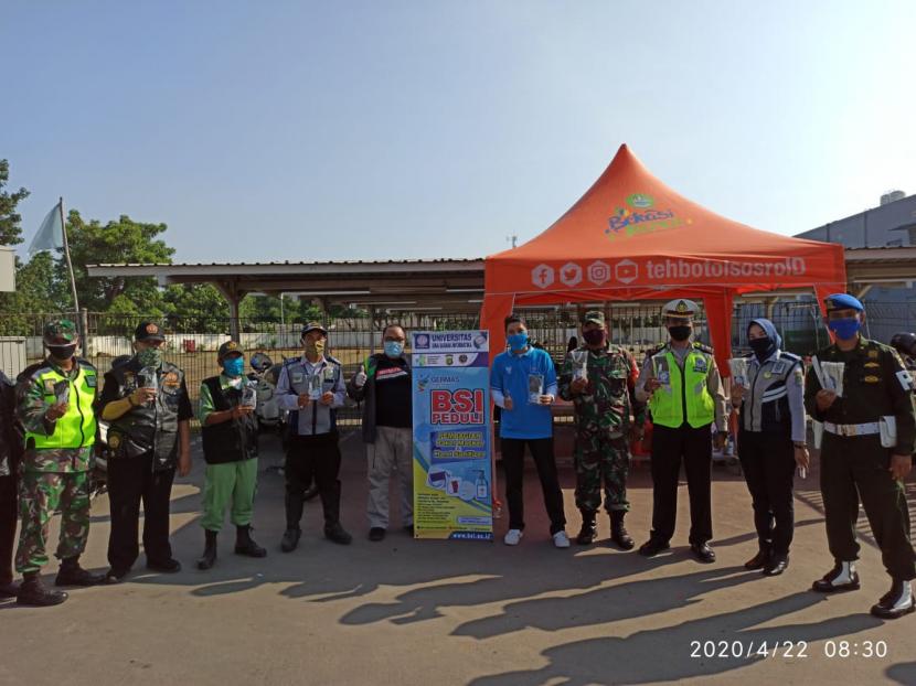 Program BSI Peduli mendistribusikan donasi berupa paket masker dan hand sanitizer serta donasi kebutuhan pangan untuk masyarakat berdampak PSBB di Jakarta dan sekitarnya.