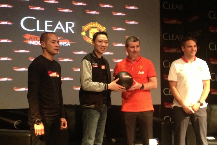 Program Clear Ayo Indonesia Bisa Academy 2015 yang menghadirkan legenda Manchester United, Denis Irwin.