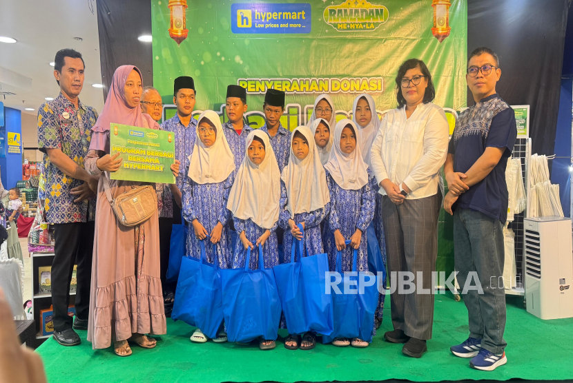 Program CSR Hypermart Berbagi di 10 kota mengajak anak-anak yatim bersuka cita.